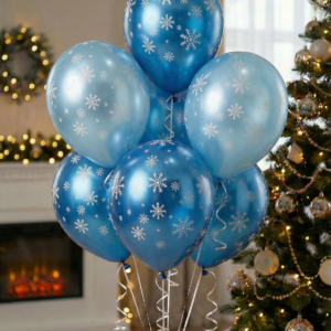 Букет из синих и голубых латексных шаров с серебристым принтом снежинок на фоне новогодней елки.
