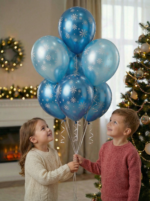 Букет из синих и голубых латексных шаров с серебристым принтом снежинок на фоне новогодней елки.