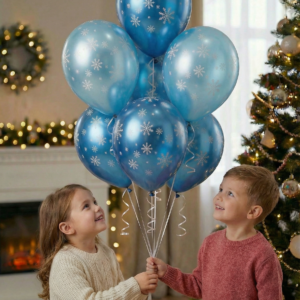 Букет из синих и голубых латексных шаров с серебристым принтом снежинок на фоне новогодней елки.