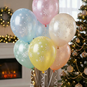 Набор воздушных шаров пастельных цветов с белым принтом снежинок на фоне новогодней елки.
