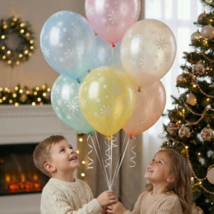 Набор воздушных шаров пастельных цветов с белым принтом снежинок на фоне новогодней елки.