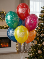 Разноцветные латексные воздушные шары с белой надписью С Новым Годом и рисунком салюта в праздничном интерьере