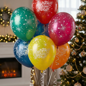 Разноцветные латексные воздушные шары с белой надписью С Новым Годом и рисунком салюта в праздничном интерьере