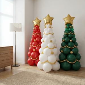 Три напольные елки из воздушных шаров красного белого и зеленого цвета с золотой звездой и гирляндами в интерьере