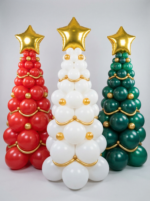 Три напольные елки из воздушных шаров красного белого и зеленого цвета с золотой звездой и гирляндами в интерьере