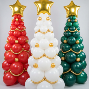 Три напольные елки из воздушных шаров красного белого и зеленого цвета с золотой звездой и гирляндами в интерьере