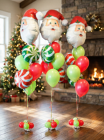 Три напольных фонтана из воздушных шаров с фольгированной головой Санта Клауса, шарами-леденцами и зелеными латексными шарами в новогоднем интерьере.