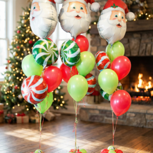 Три напольных фонтана из воздушных шаров с фольгированной головой Санта Клауса, шарами-леденцами и зелеными латексными шарами в новогоднем интерьере.