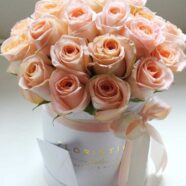 Розы шляпной коробке (AirBoxFlowers) модель-16